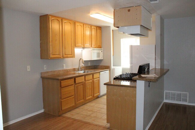 Building Photo - **PENDING** 3 Bedroom, 2 Bathroom Upstairs...