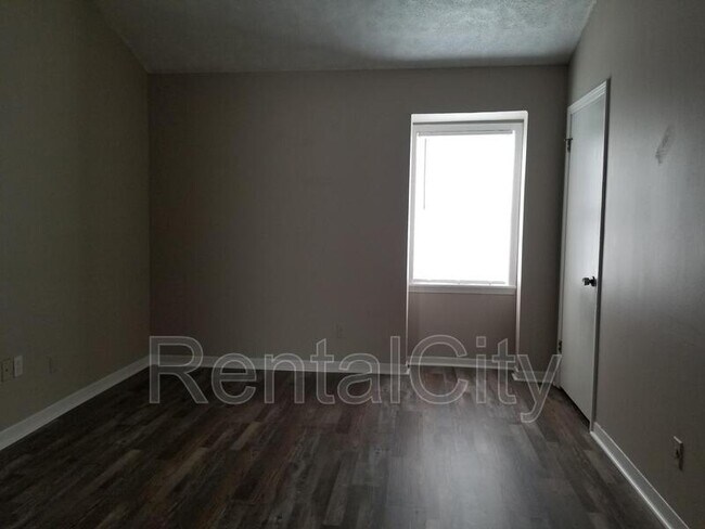 Building Photo - 276 Greenfield Dr