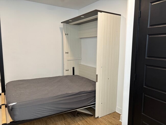 Building Photo - 4820 De La Côte-Sainte-Catherine