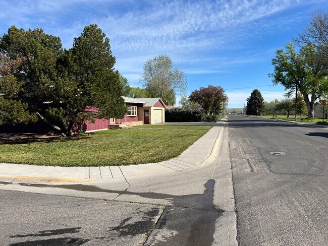 Foto del edificio - 3 Bed 2 Bath House with Attached 2 Car Garage & Trailer Parking