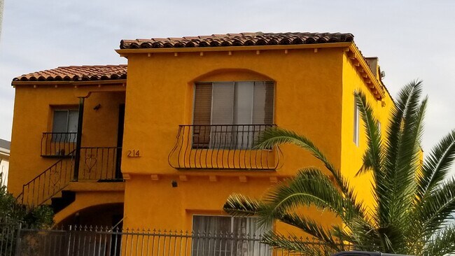 El edificio de 2 pisos - 214 N Hoover St