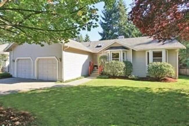 Building Photo - Spacious 4 bedroom 3 bath daylight rambler...