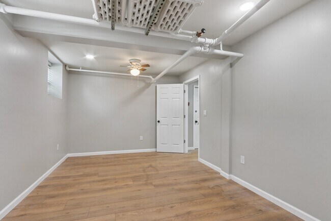 Foto del edificio - 2534 N Farwell Ave