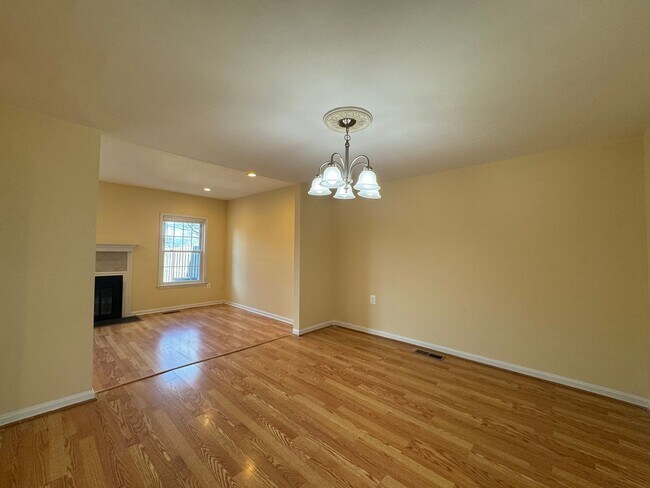 Foto del edificio - Beautiful 3 Bed 3 Bath Brick Townhome In Springfield Square