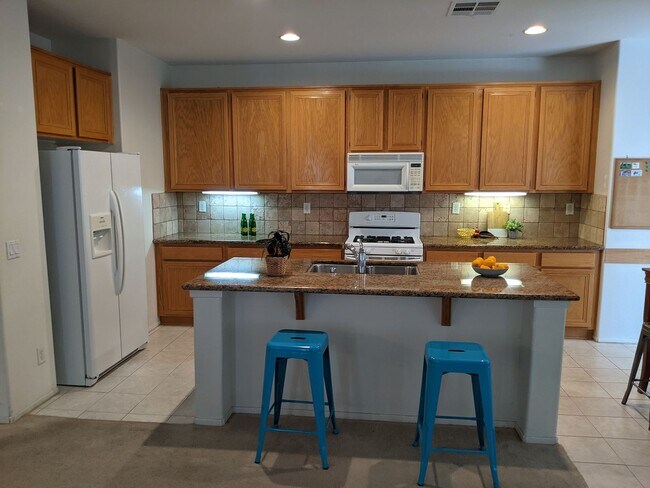 Foto del edificio - Lovely 4 Bedroom 2.5 Bathroom In Eastvale - Call Today