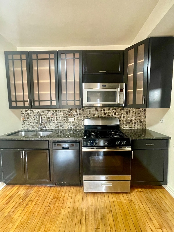 Building Photo - 3549 W Dickens Ave