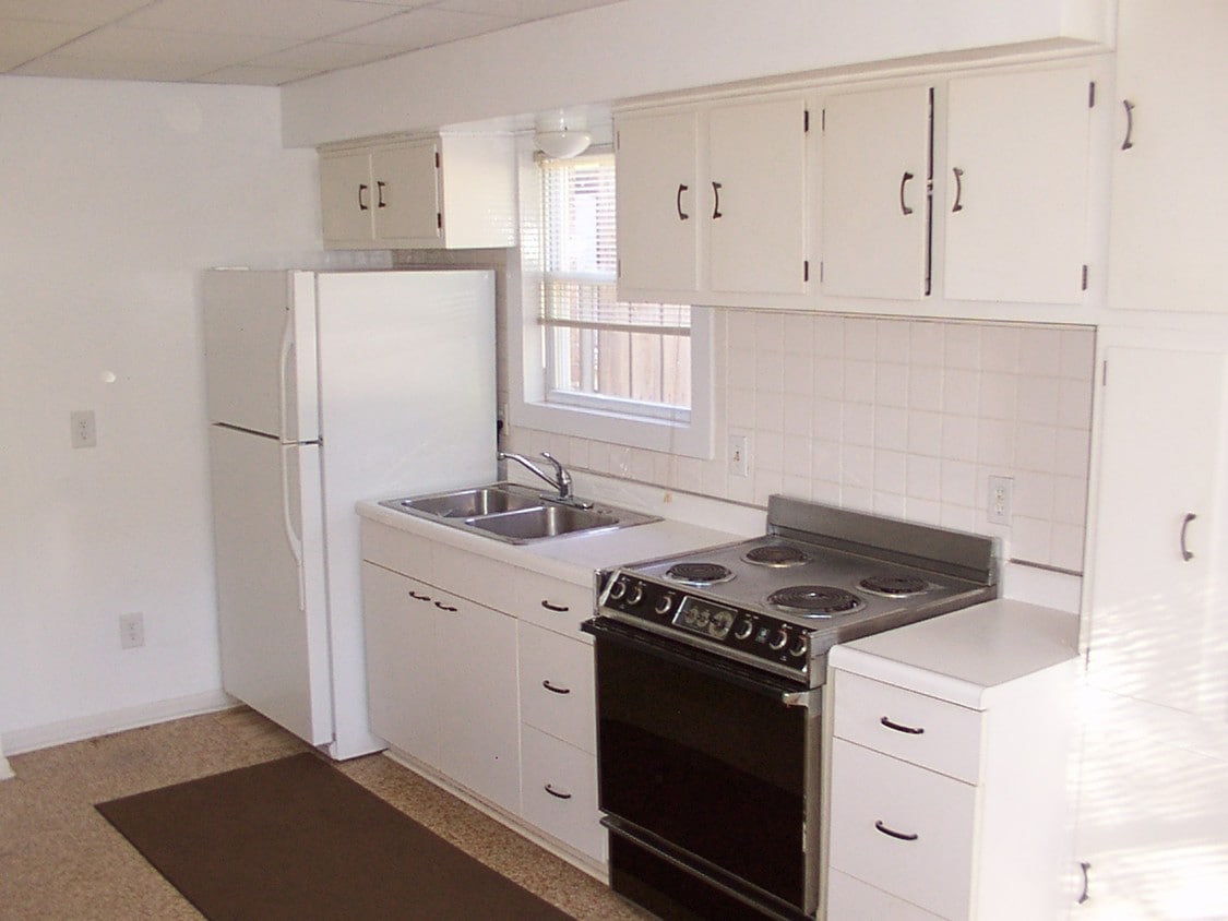 Kitchen - 2490 Maplehurst Dr