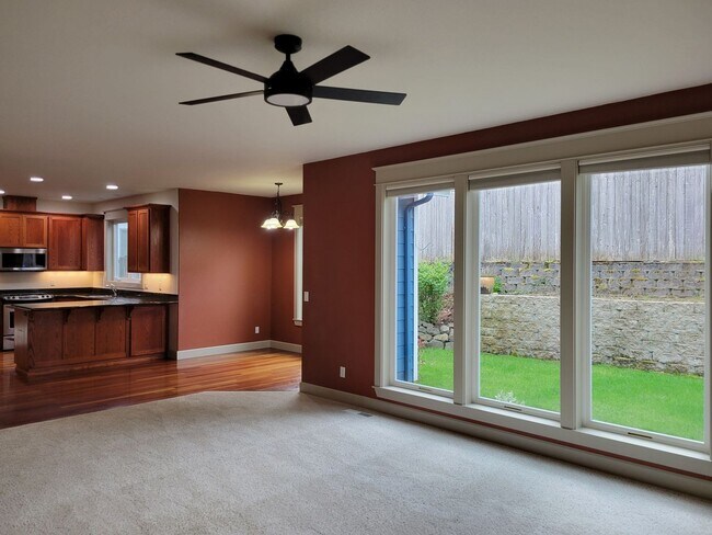 Foto del edificio - Immaculate 5 Bedroom West Salem Home With a View