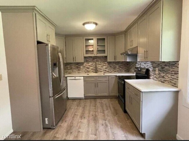 Building Photo - 3 br, 1.5 bath House - 14 Castle Ct.