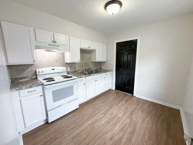 Foto del edificio - Move-In Ready 2BR Home w/ Refinished Hardwood Floors + Bonus Room Basement!