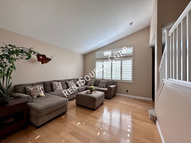Building Photo - 3 Bedroom + office House for Lease w/ SOLA...