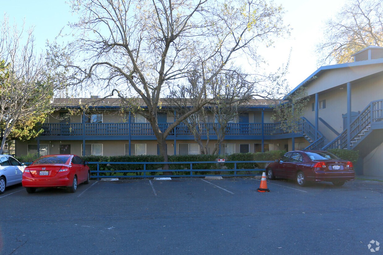 Building Photo - Colonial Apartments