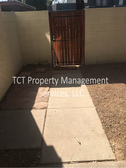 Foto del edificio - Centrally located 3 bed/1.5 townhouse!