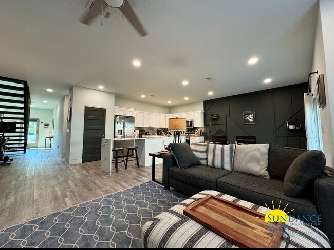 Foto del edificio - Spacious End-Unit Townhome with Modern Tou...