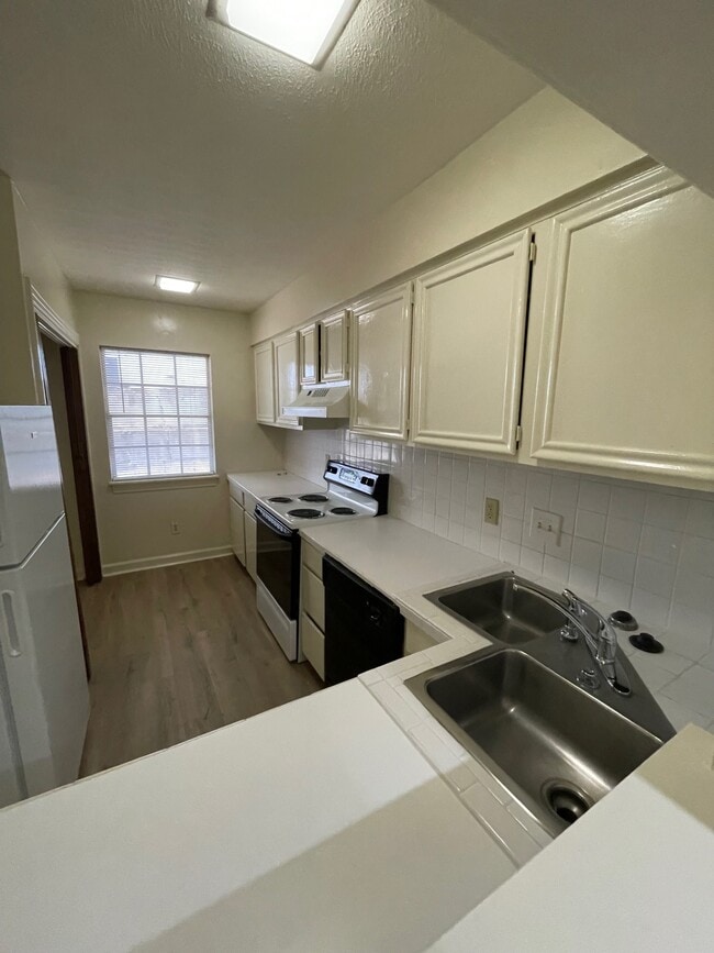 Photo - 910 Pinehurst Pl Apartments