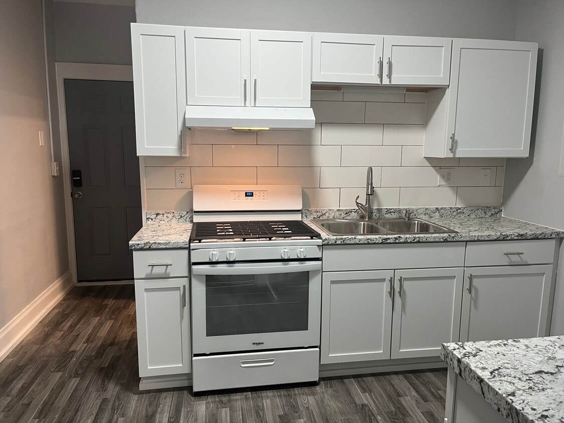 Foto principal - 8100 W National Ave