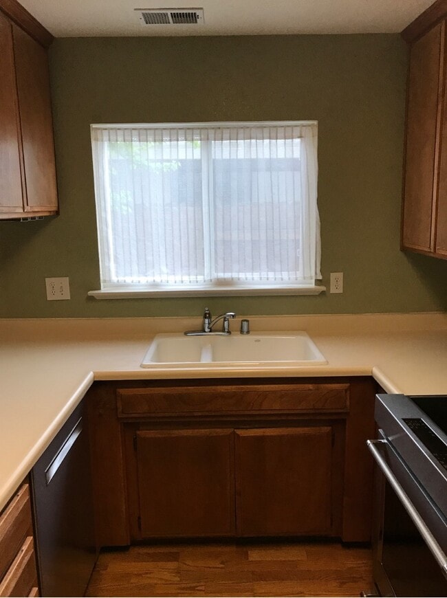 Building Photo - 3 Bedroom 1 bath Davis duplex in West Davis