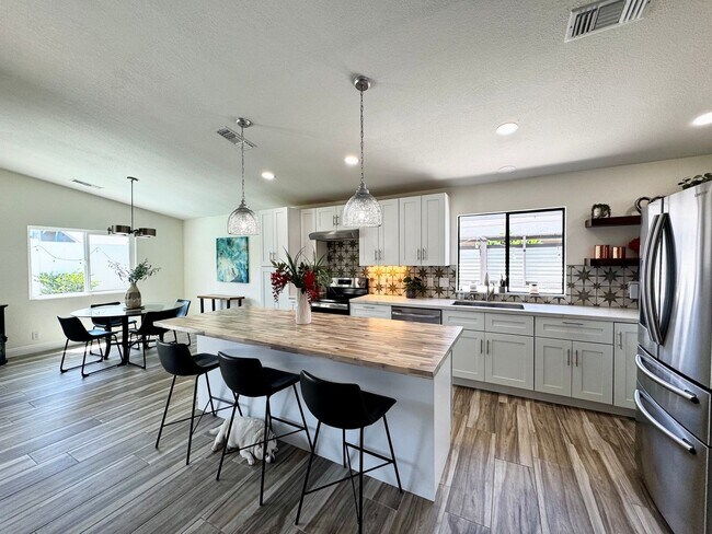 Building Photo - AVAILABLE NOW! Beautifully updated 3-bedro...