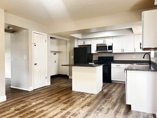 Washer Dryer Hookups - 6791 S Race St