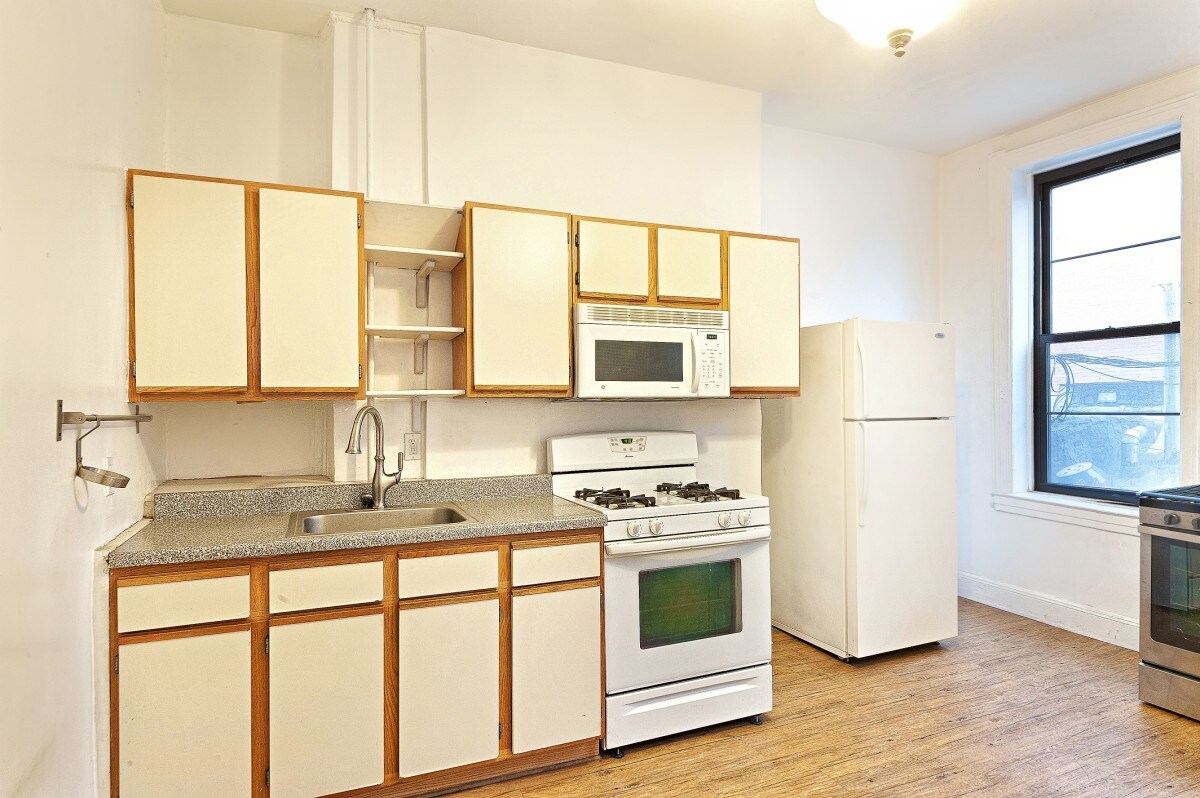 Primary Photo - 330 Hicks St