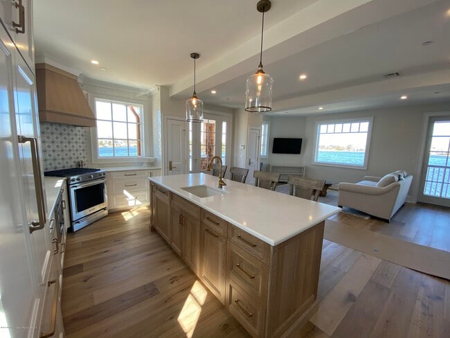 Building Photo - 412 Lake Ave