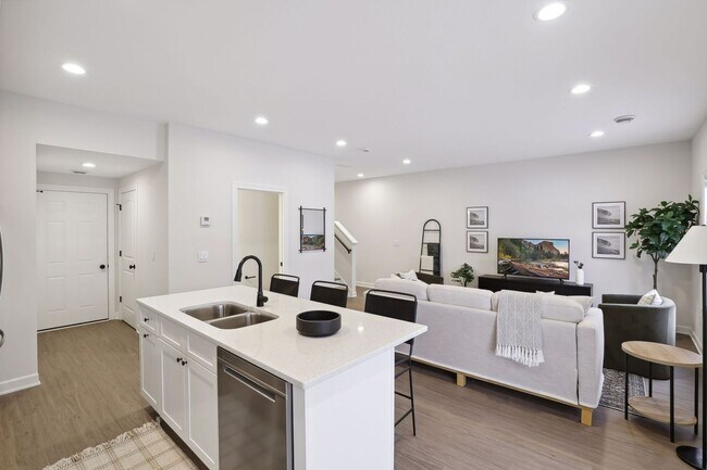 Building Photo - 3 Bedroom Townhome