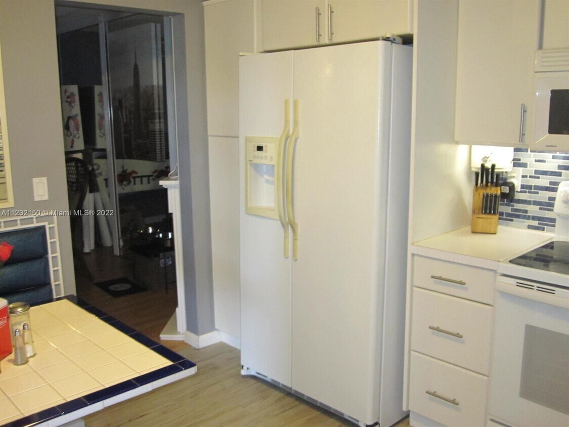 Building Photo - 141 NE 10th Ave