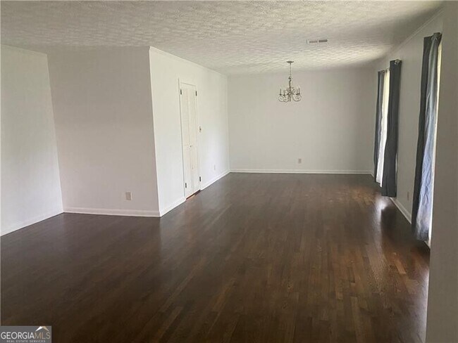 Foto del edificio - 5222 Rebel Rd