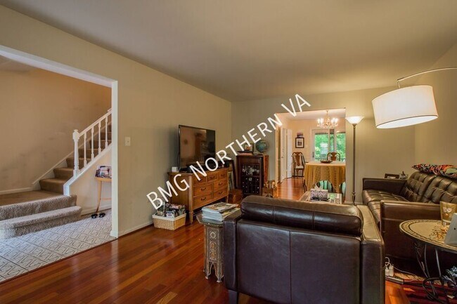Foto del edificio - 3019 Seven Oaks Pl