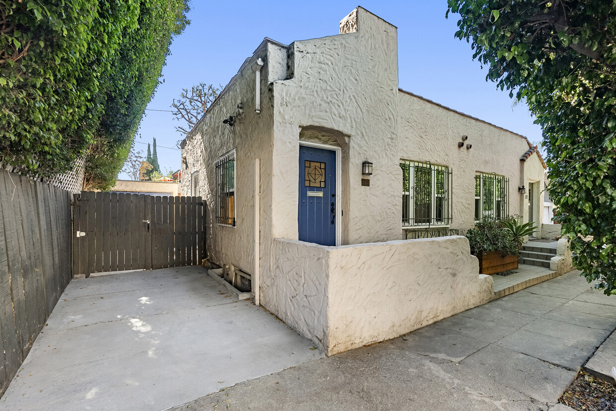 Foto principal - 7558 Willoughby Ave