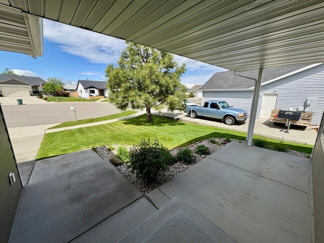 Building Photo - Beautiful 3 bedroom 2 bathroom home locate...