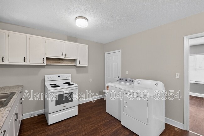 Building Photo - 1007 Green Cir Dr