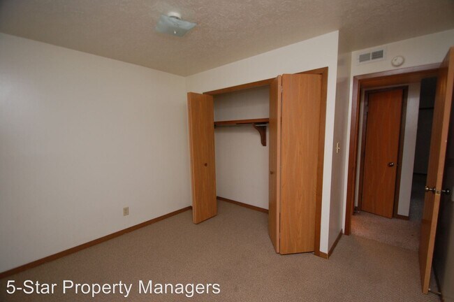 Building Photo - 433 S Silverwood Ln