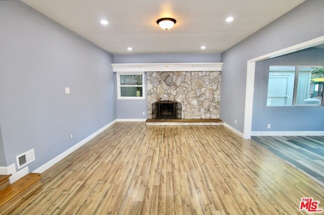 Building Photo - 7610 Kelvin Ave