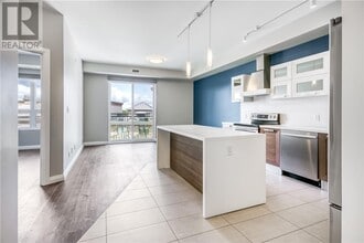 Building Photo - 347 Hyland Dr