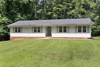 Building Photo - 1015 Castlewood Dr