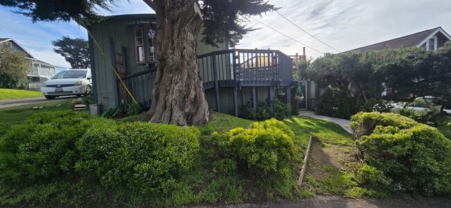 Building Photo - Charming Bodega Bay Cottage with Garden Courtyard