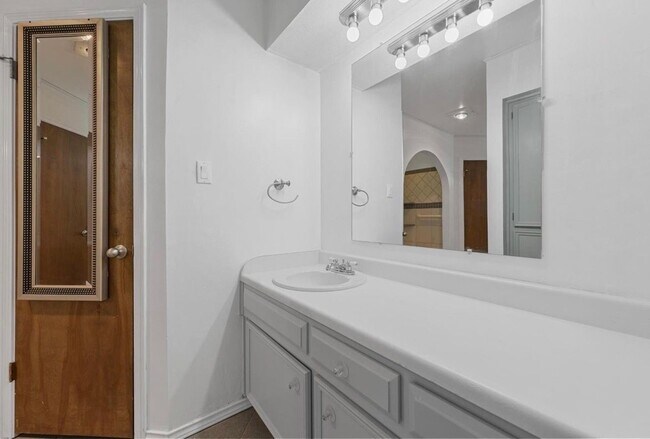 Foto del edificio - 8721 Hidden Hill Dr