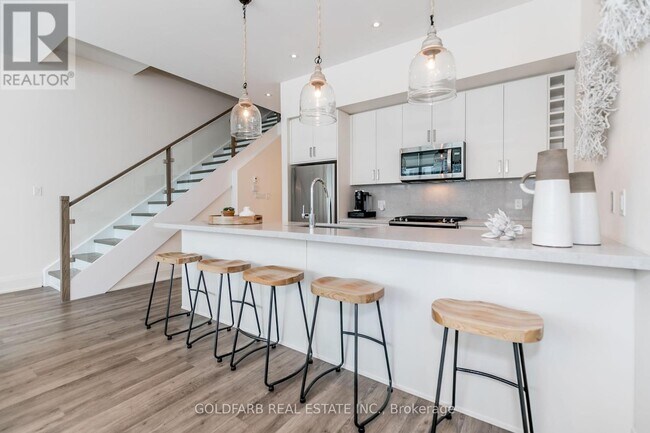Photo du bâtiment - 3771-3771 Riva Ave