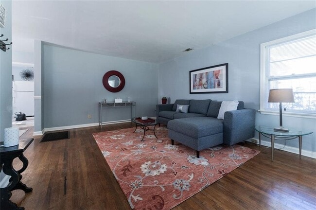 Foto del edificio - 547 Westmeath Dr SW