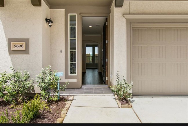 Building Photo - 9606 Knights Station Dr
