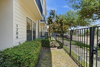 Building Photo - 1206 Delano St