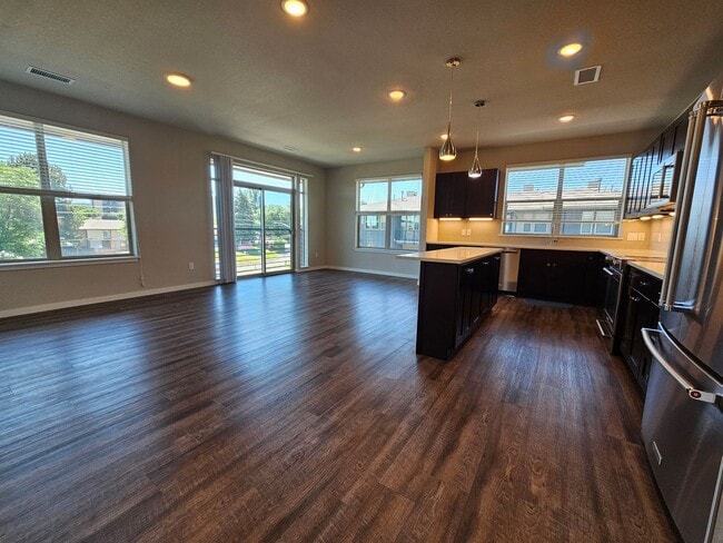 Gorgeous and Bright 2 Bed 2 Bath Large 3rd... - Gorgeous and Bright 2 Bed 2 Bath Large 3rd... Apartment