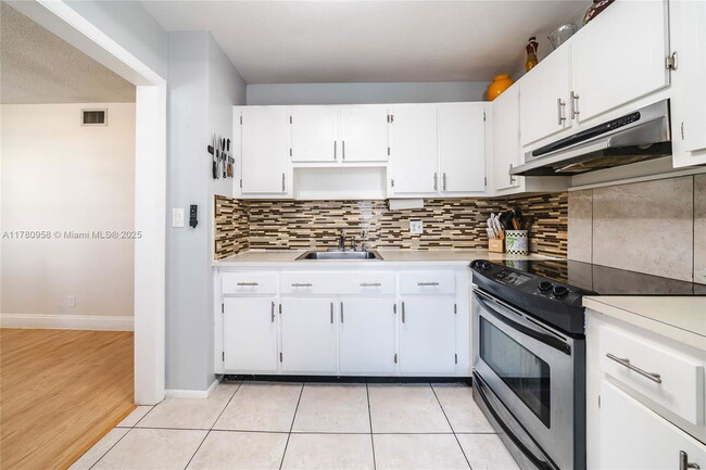 Foto del edificio - 4310 NW 12th Ct