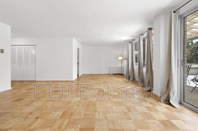 Building Photo - 10201 Grosvenor Pl