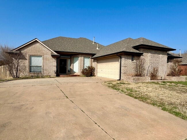 Photo - AVAILABLE NOW - $500 OFF FIRST FULL MONTH - Beautiful Home In Edmond School District!