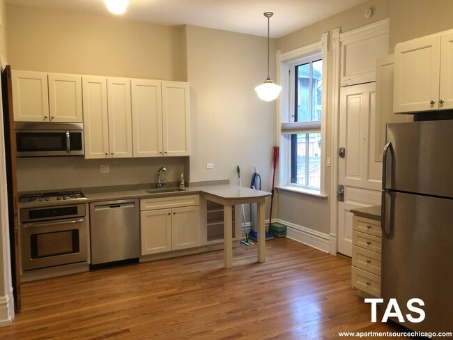 Building Photo - 544 W Belden Ave