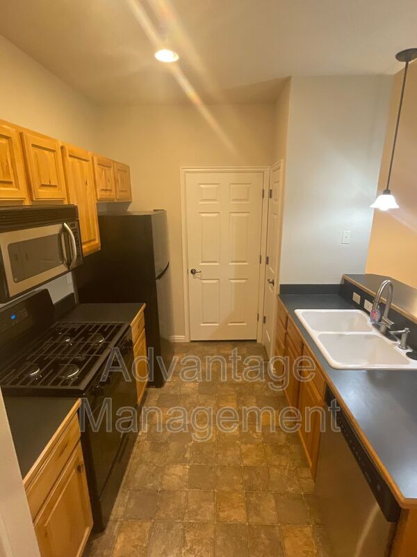 Building Photo - 1061 Canyon Meadow Dr