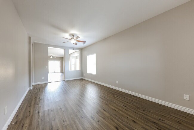 Foto del edificio - 13758 W Port Royale Ln