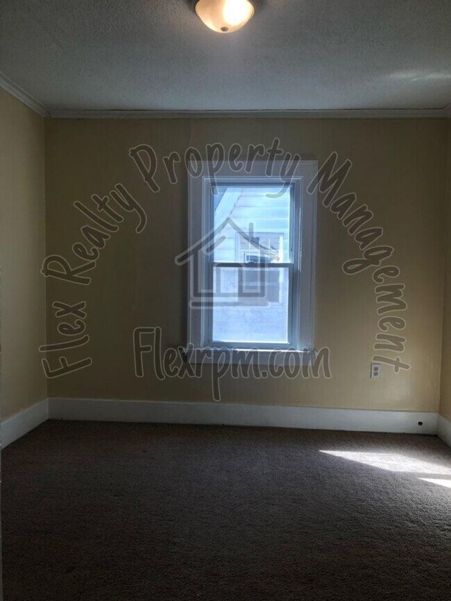 Building Photo - House for rent near the campus of UT